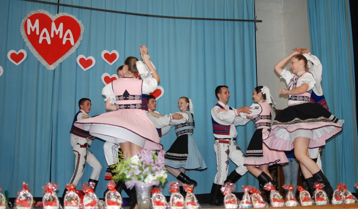 2. fotografia fotogalérie Stavanie mája a deň matiek 2011