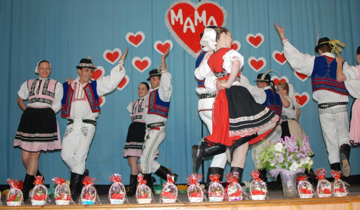 7. fotografia fotogalérie Stavanie mája a deň matiek 2011