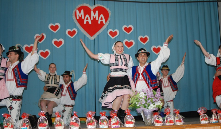 8. fotografia fotogalérie Stavanie mája a deň matiek 2011