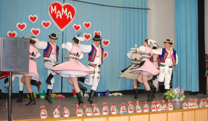 9. fotografia fotogalérie Stavanie mája a deň matiek 2011