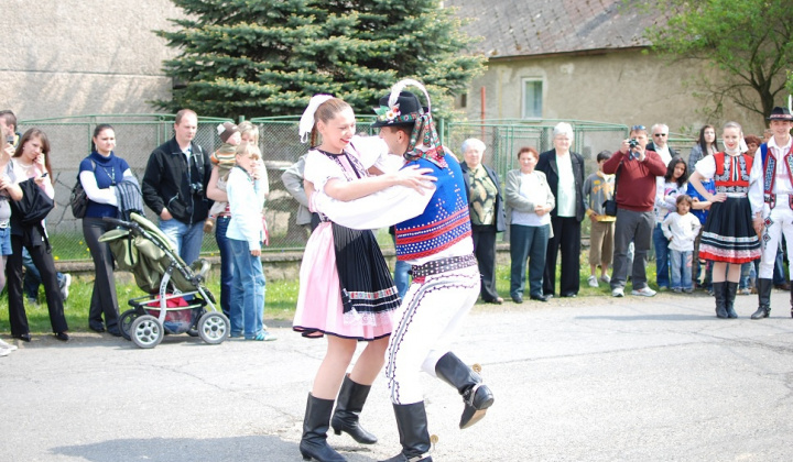 22. fotografia fotogalérie Stavanie mája a deň matiek 2011