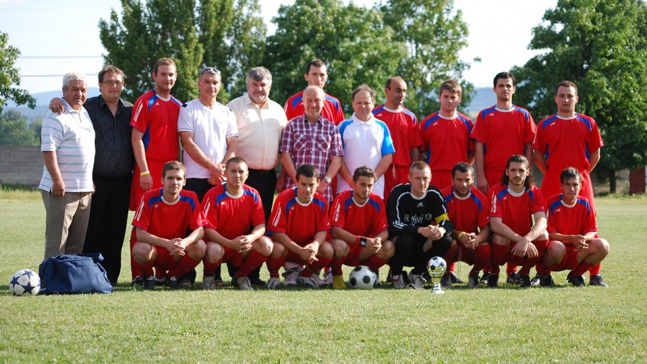 Fotografia fotogalérie Odovzdanie trofeje a oslava postupu do V. ligy