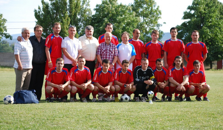 1. fotografia fotogalérie Odovzdanie trofeje a oslava postupu do V. ligy