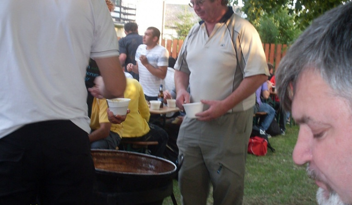 3. fotografia fotogalérie Odovzdanie trofeje a oslava postupu do V. ligy