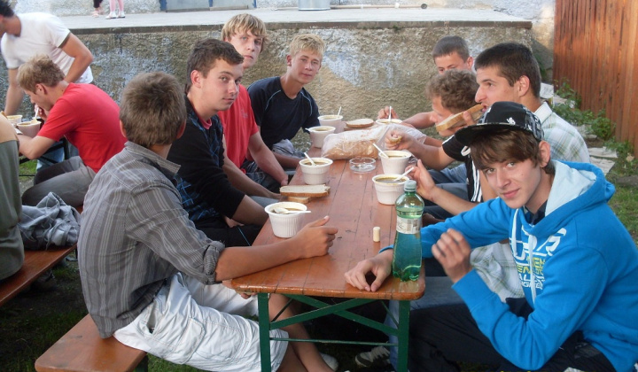 4. fotografia fotogalérie Odovzdanie trofeje a oslava postupu do V. ligy