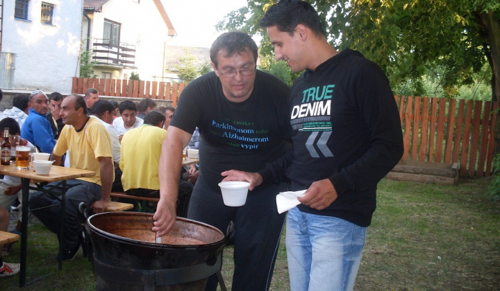 5. fotografia fotogalérie Odovzdanie trofeje a oslava postupu do V. ligy