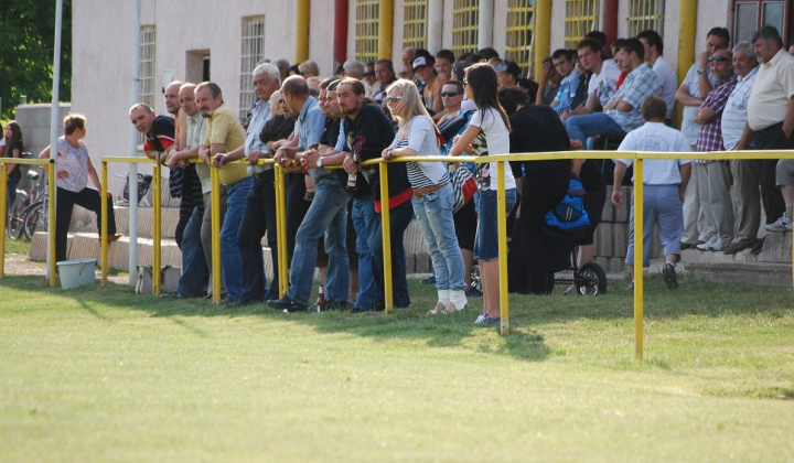 9. fotografia fotogalérie Odovzdanie trofeje a oslava postupu do V. ligy