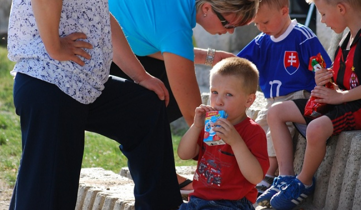 10. fotografia fotogalérie Odovzdanie trofeje a oslava postupu do V. ligy