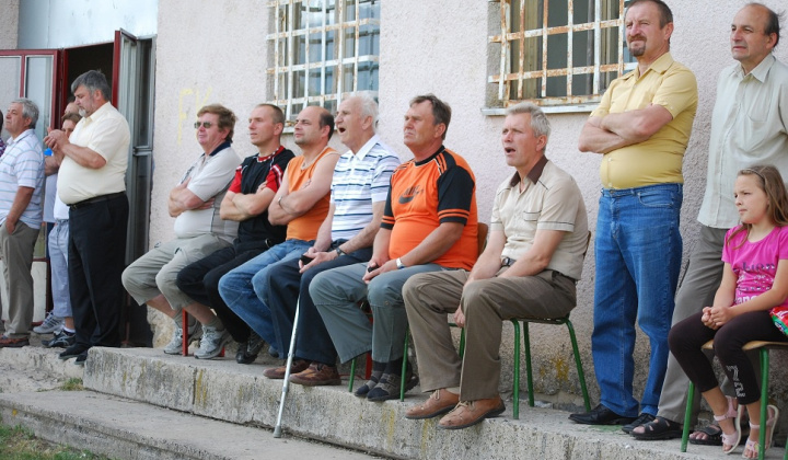 13. fotografia fotogalérie Odovzdanie trofeje a oslava postupu do V. ligy