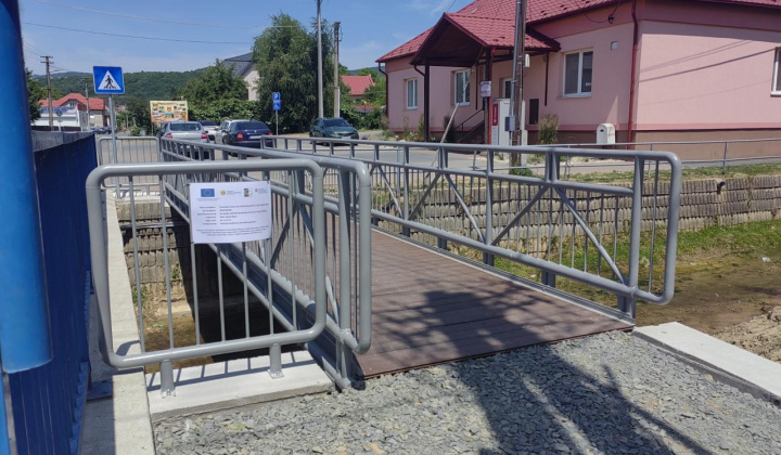 Fotka - Turistická lávka cez Petkovský potok v centre obce Vyšný Žipov